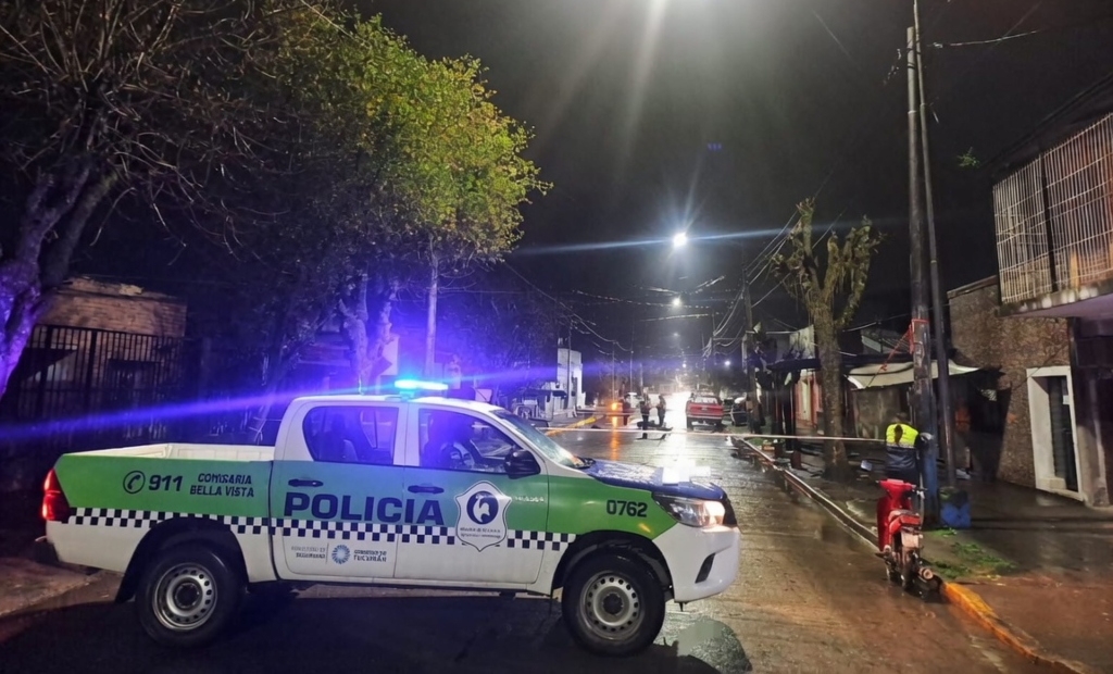 Tragedia en Bella Vista: murió un motociclista de 19 años tras chocar contra una camioneta estacionada